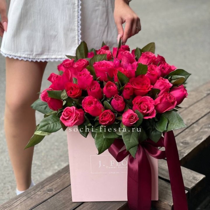 55 алых роз в кубе в Саранске