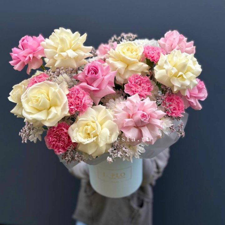 Коробка французских роз и диантусов "Бони" в Саранске