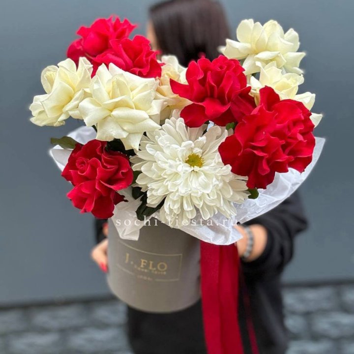 Французские розы с хризантемой в боксе в Саранске