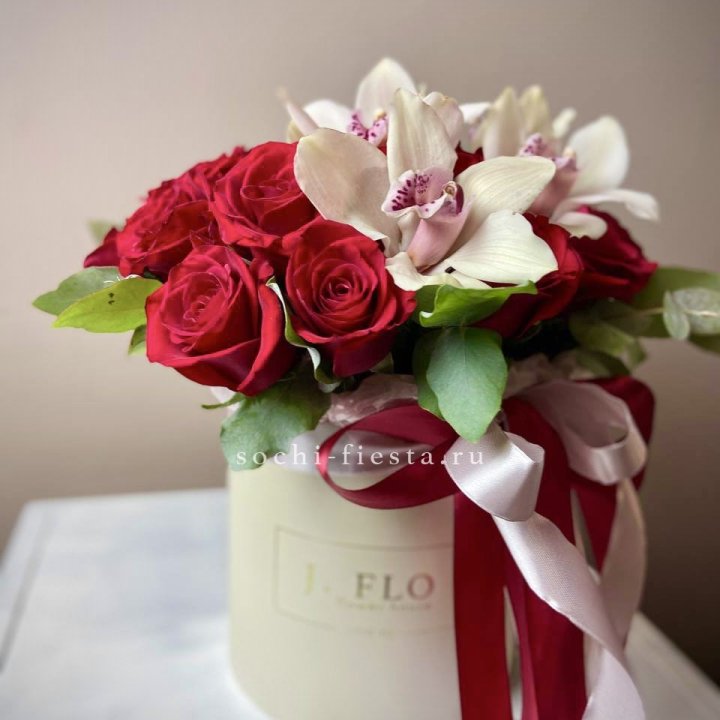 Розы и орхидеи в боксе в Саранске