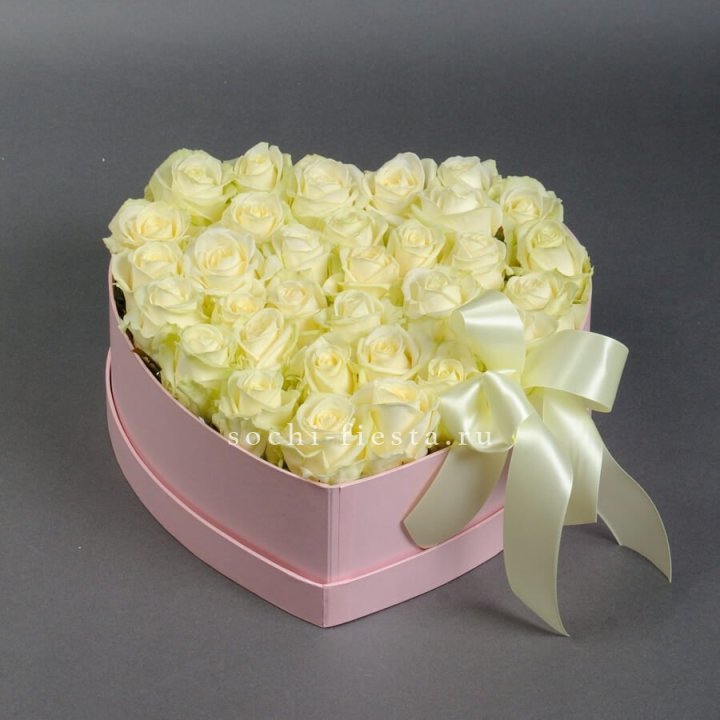 35 белых роз в коробке "Сердце" в Саранске