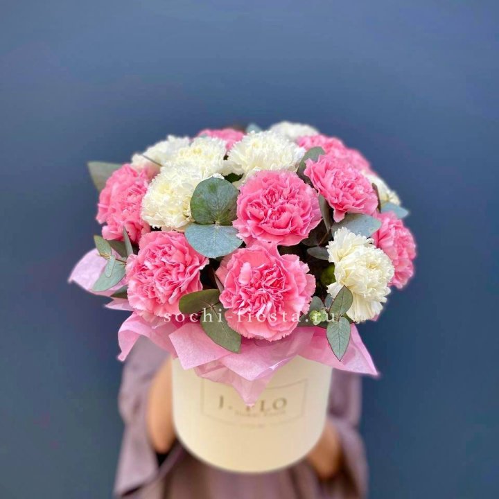 Диантусы в цилиндре в Саранске