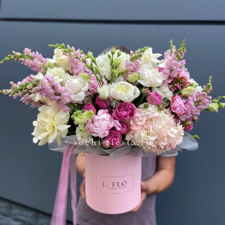 Дизайнерский цилиндр с пионами "Саманта" в Саранске