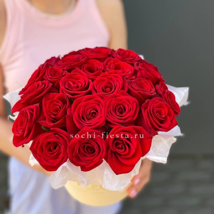 Красные розы в цилиндре в Саранске