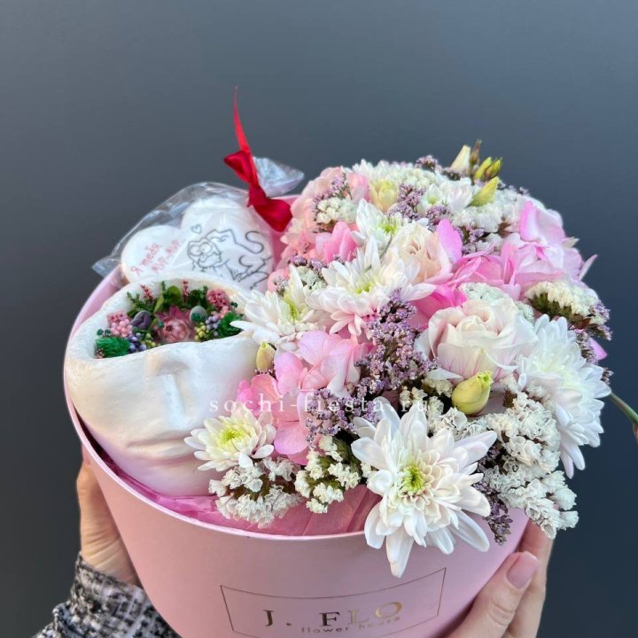 Цветы и свеча в коробке в Саранске