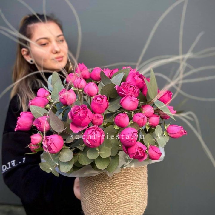 Пионовидные розы Мисти Бабблс в джутовом кашпо в Саранске