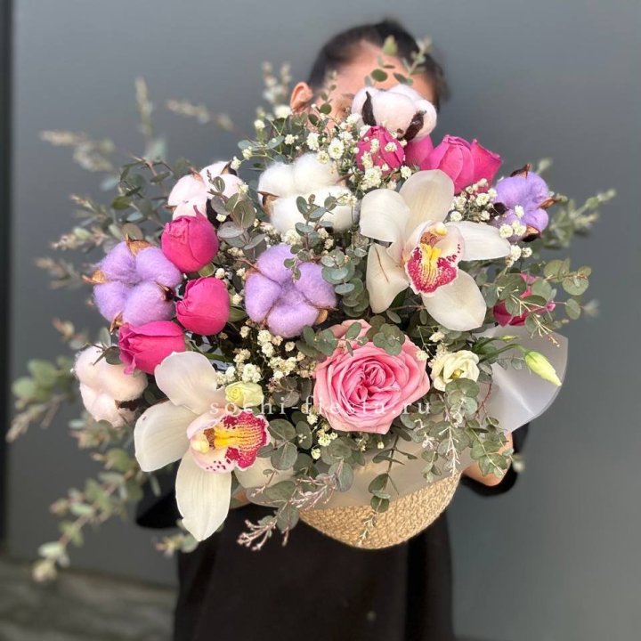 Орхидея и розы в джутовом кашпо в Саранске