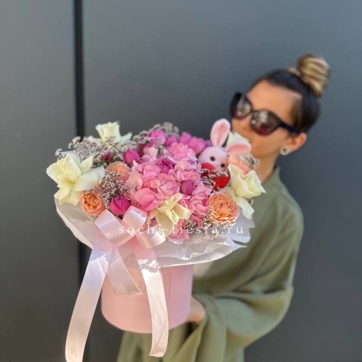 Дизайнерский цилиндр с игрушкой "Лола" в Саранске