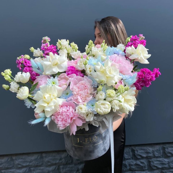 Дизайнерский цилиндр "Пионы гарден" в Саранске