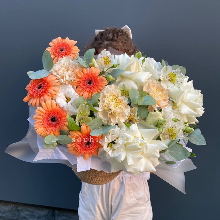 Розы и герберы в джутовом кашпо "Георгино" в Саранске