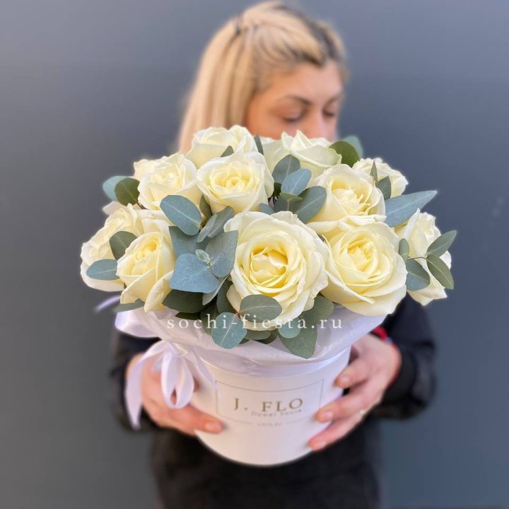 15 белых роз в боксе в Саранске