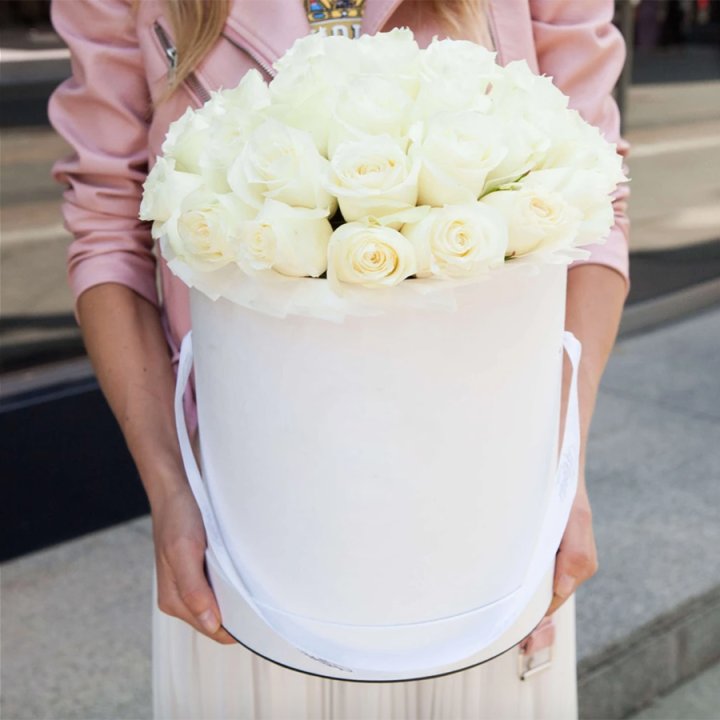 35 белых роз в цилиндре в Саранске