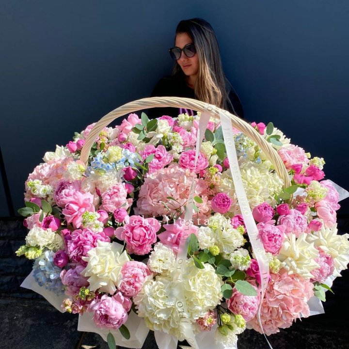 Цветочная корзина из пионов и пионовидных роз "Перфекте" в Саранске