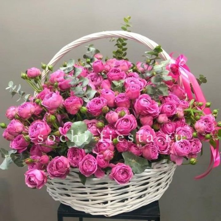 65 пионовидных кустовых роз в корзине в Саранске