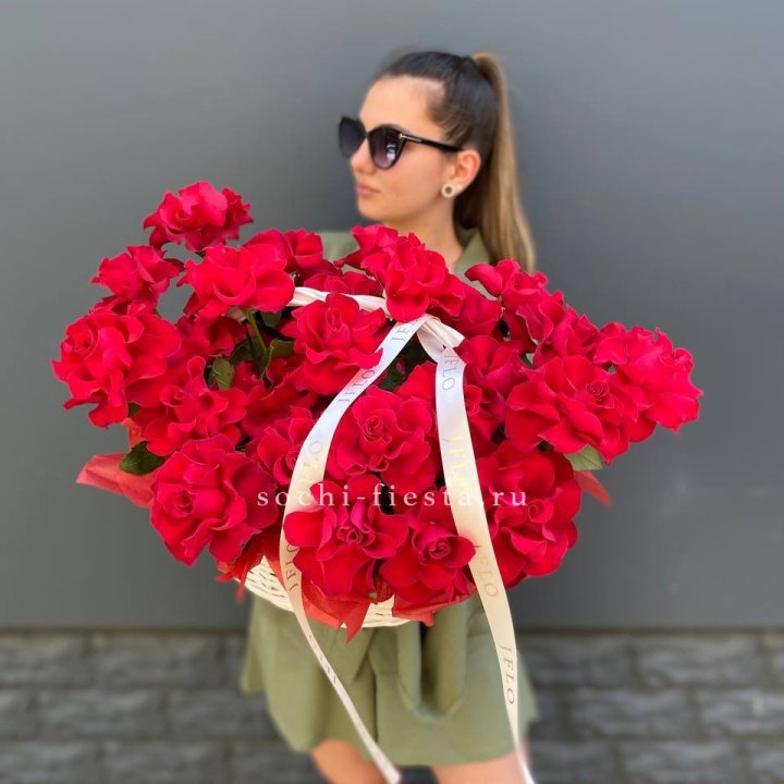 Красные французские розы в корзине в Саранске