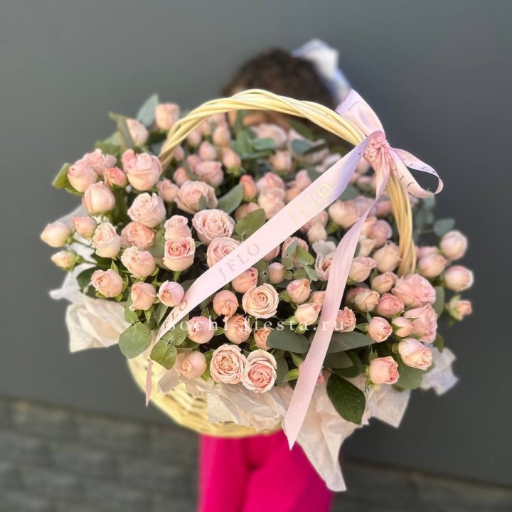 Корзина кустовых пионовидных роз в Саранске