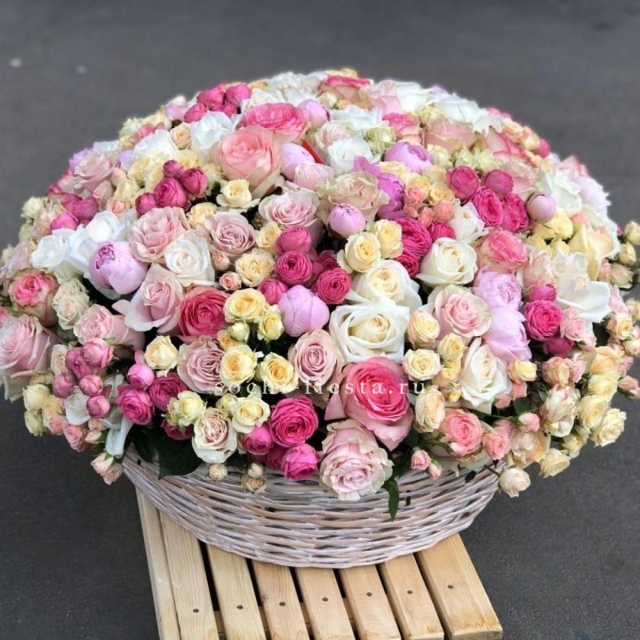 Цветочная корзина из пионов и пионовидных роз "Юниверсити" в Саранске