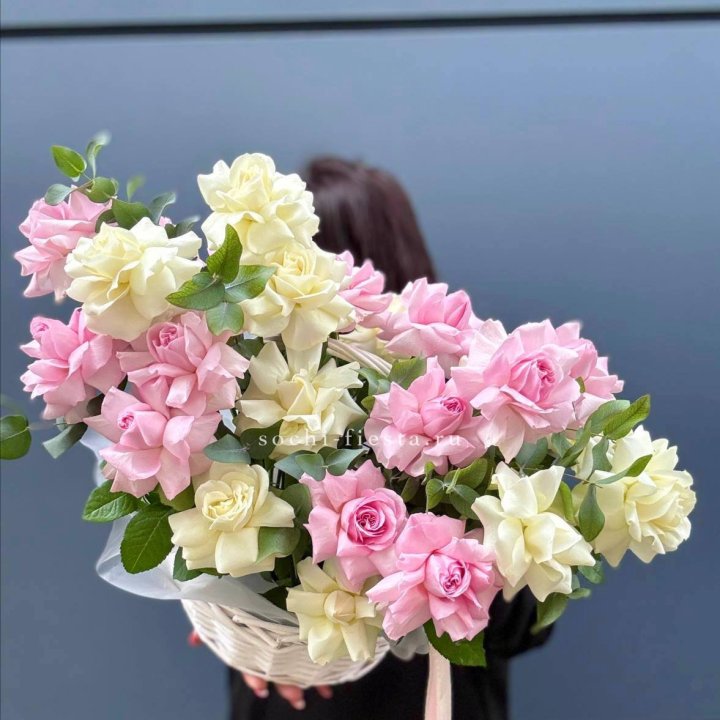 25 Французских роз в корзине в Саранске