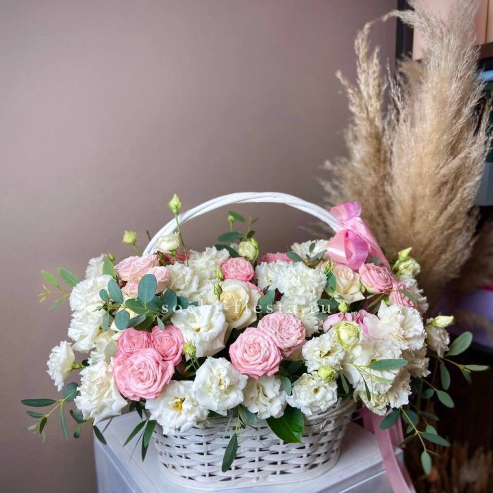 Цветочная корзина "Пинки вайт" в Саранске