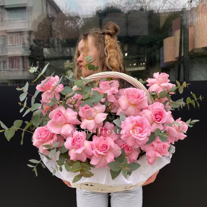 25 роз в цветочной корзине  в Саранске