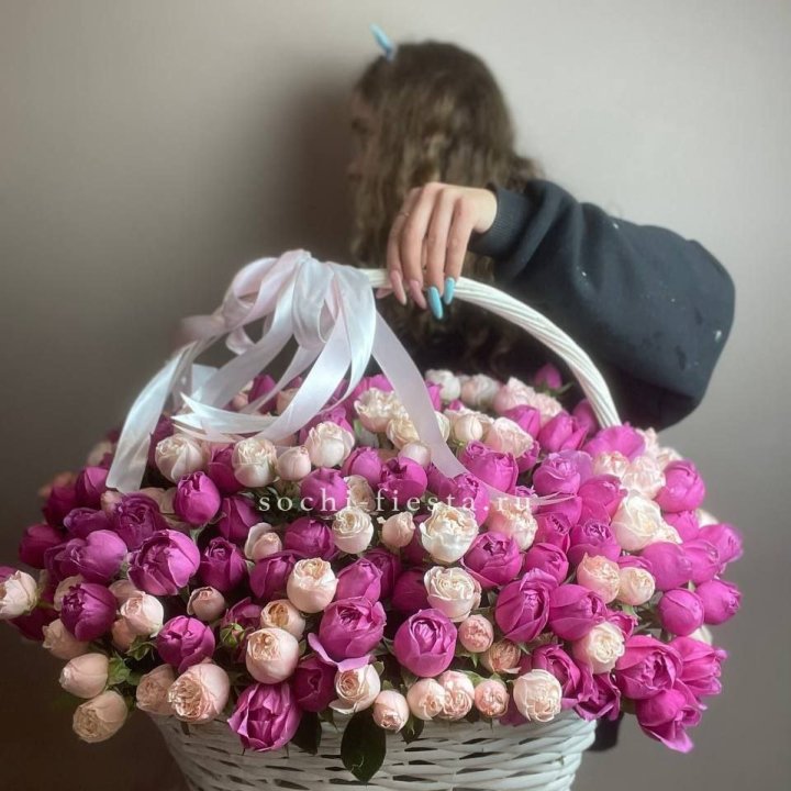 Премиум корзина пионовидных кустовых роз в Саранске