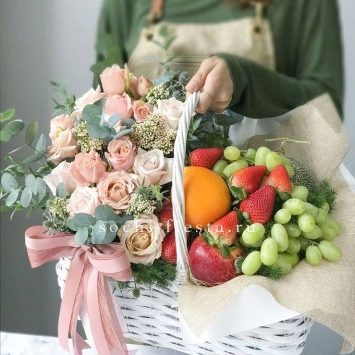 Фруктовая корзина c цветами в Саранске