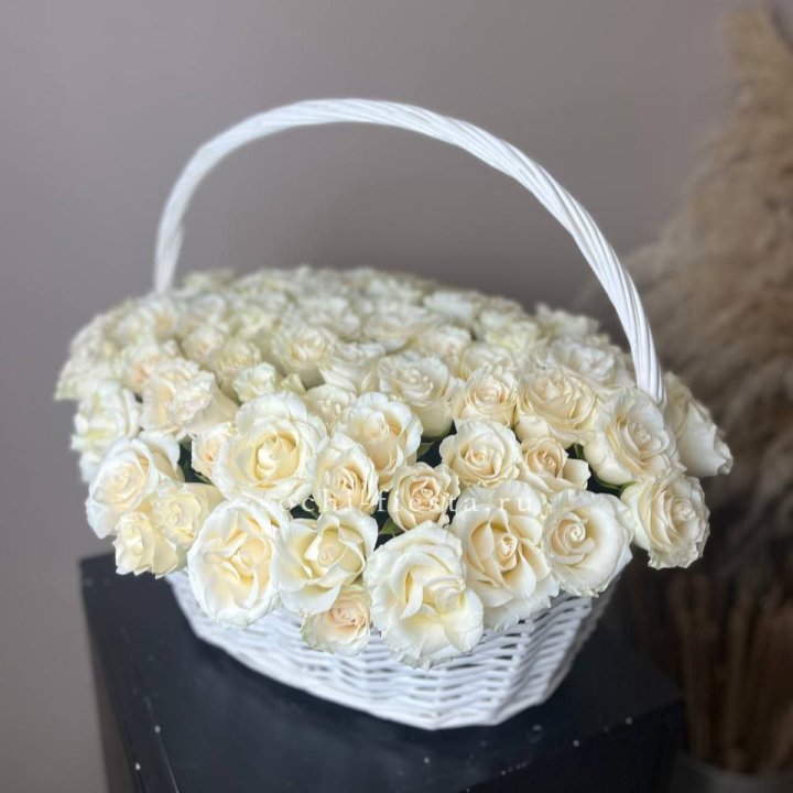 101 белая роза в корзине в Саранске
