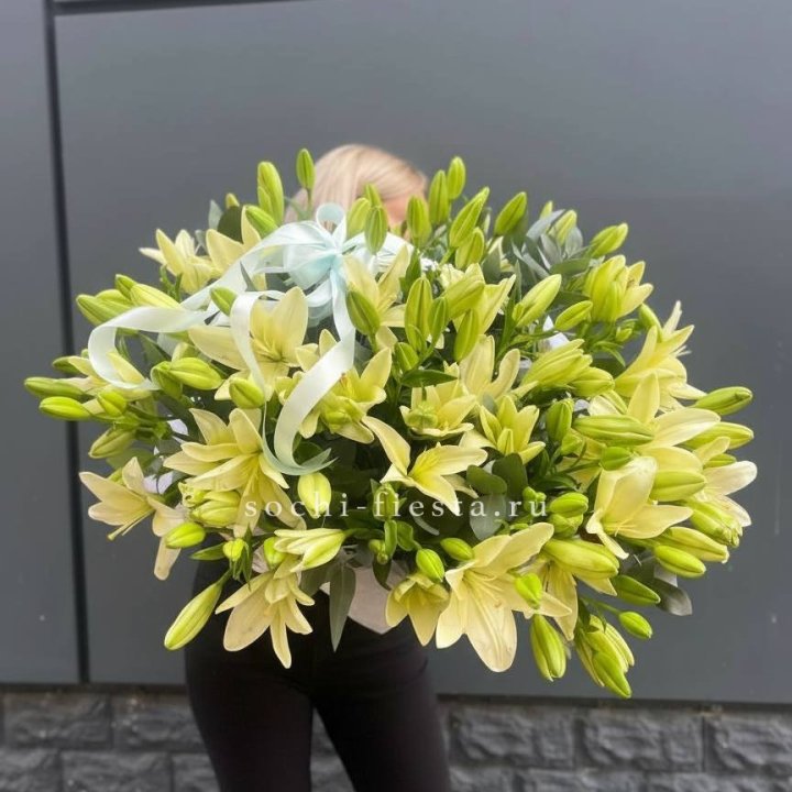 Лилии в корзине в Саранске
