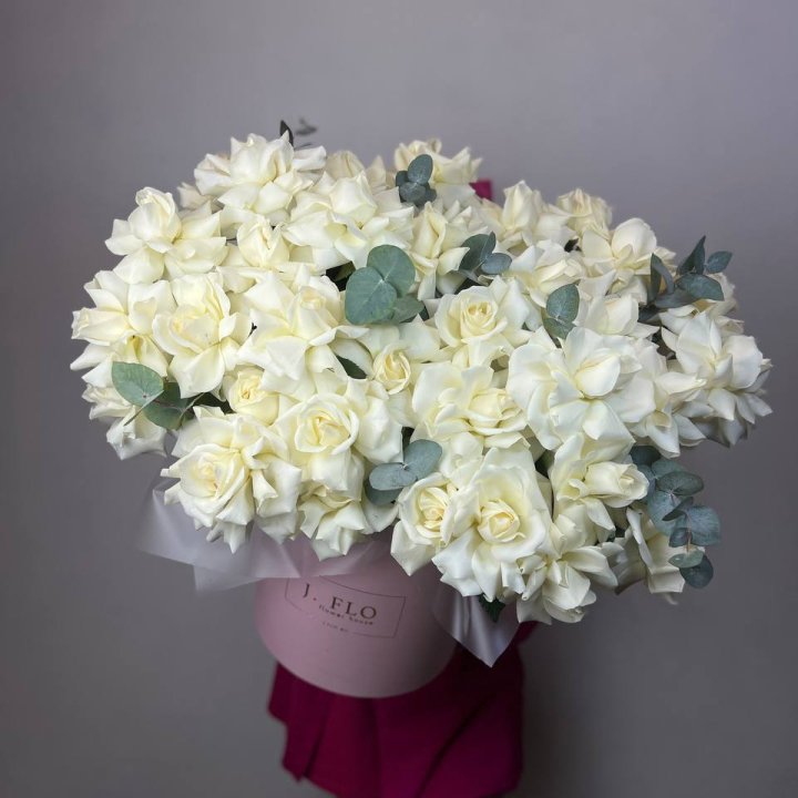 37 белых роз в боксе в Саранске