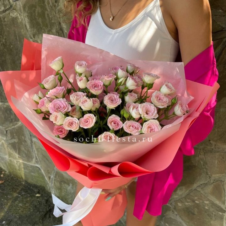 Розовые кустовые розы в Саранске