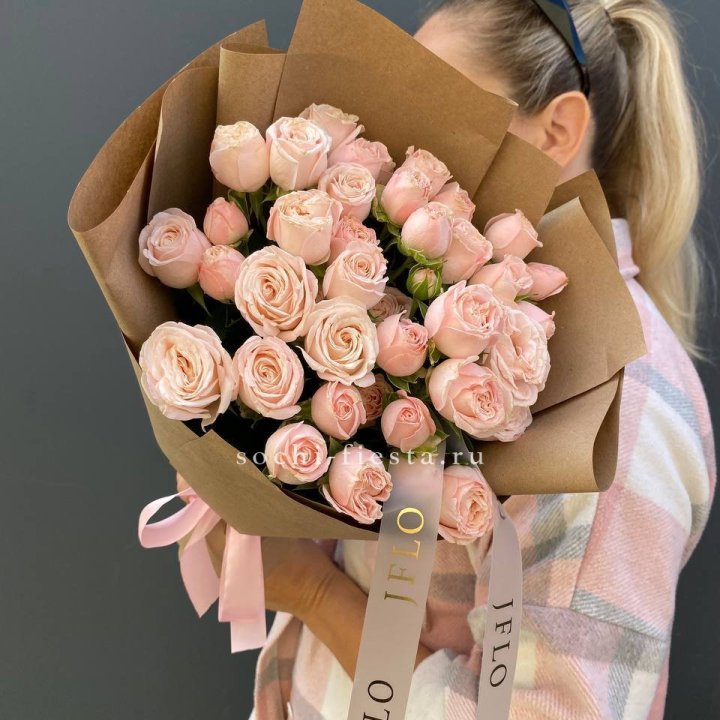 Кустовые розы Бомбастик в крафте в Саранске