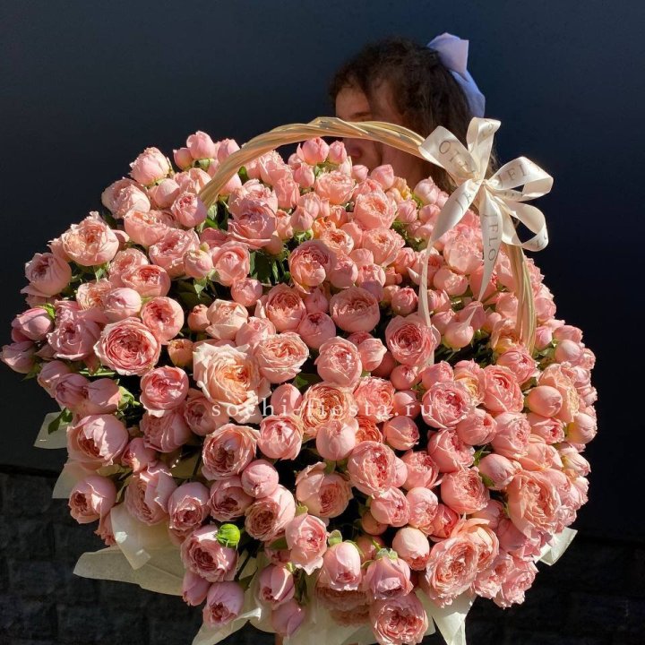 Корзина из пионовидных роз в Саранске
