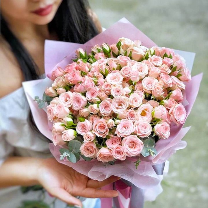 Кустовые розы с эвкалиптом в Саранске