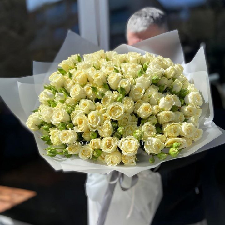 Белые кустовые розы 31 шт в Саранске