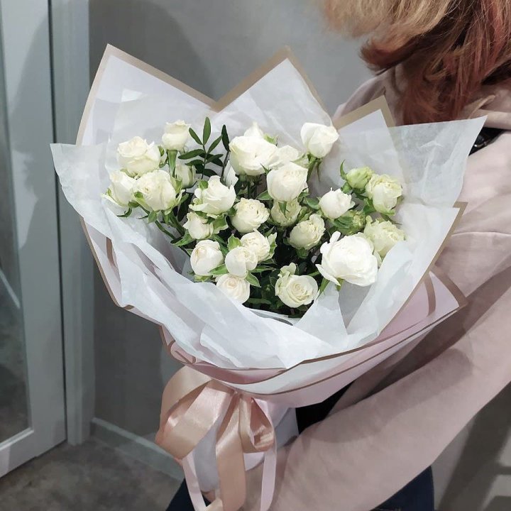 Белоснежные кустовые розы в Саранске