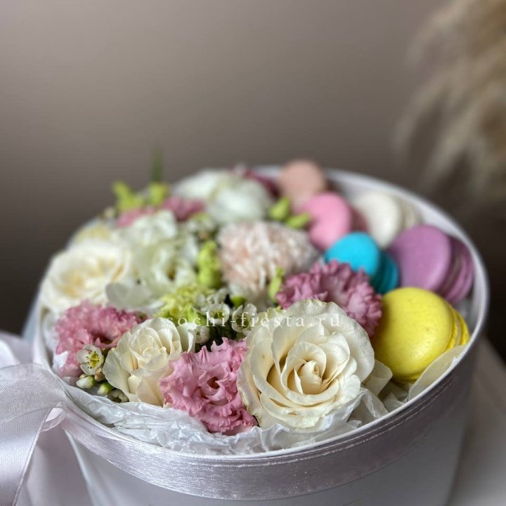 Цветы в цилиндре с макаронс "Прованс" в Саранске