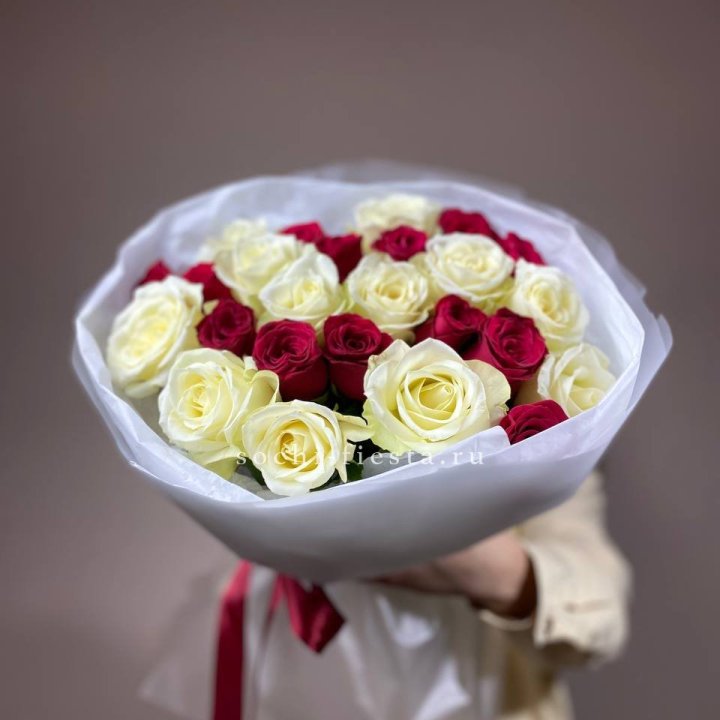 Букет их красных и белых 25 роз в Саранске