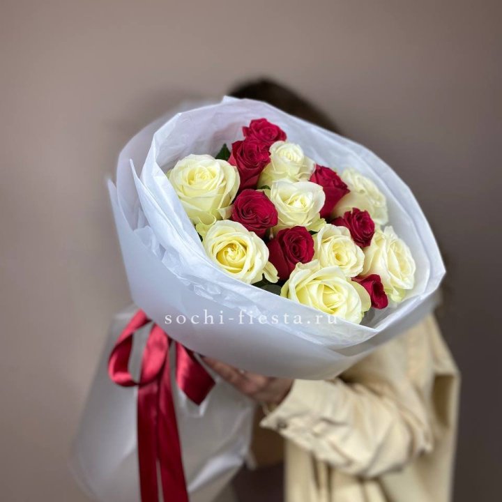Букет из красных белых 15 роз в Саранске