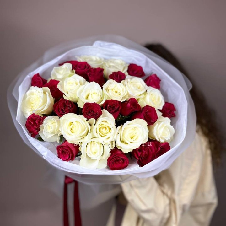Букет из красных белых 35 роз в Саранске