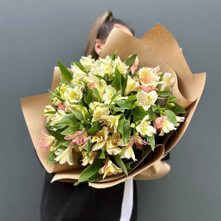 Букет альстромерий в крафте в Саранске