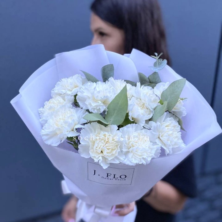 Букет белых диантусов с эвкалиптом в Саранске