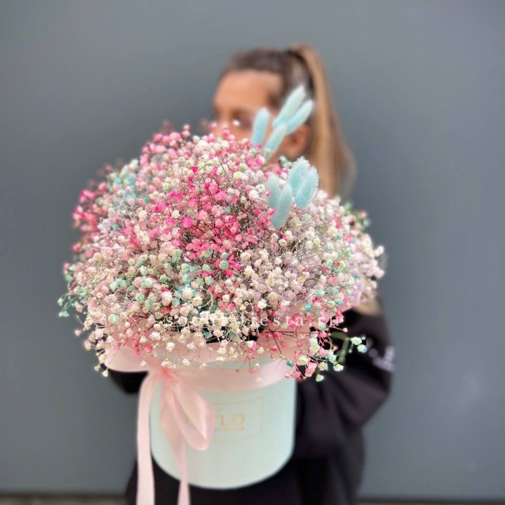 9 Радужных гипсофилы в шляпной коробке в Саранске