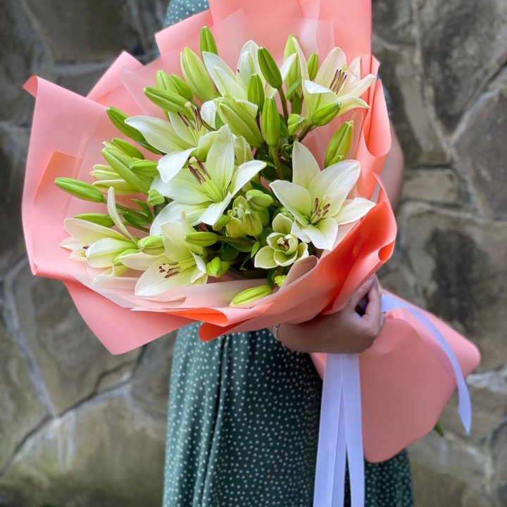 Букет из 7 белых лилий в Саранске