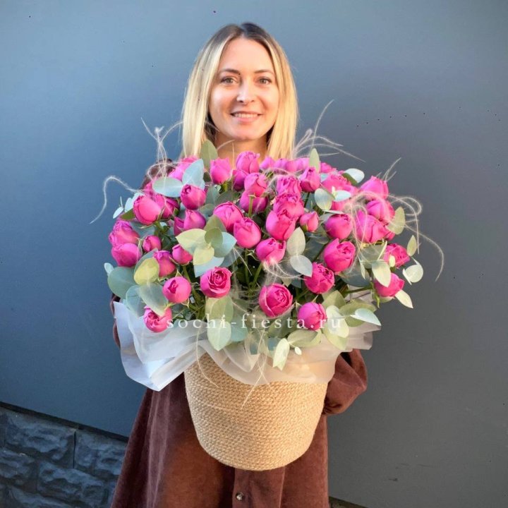 Пионовидные розы  в джутовом кашпо  в Саранске