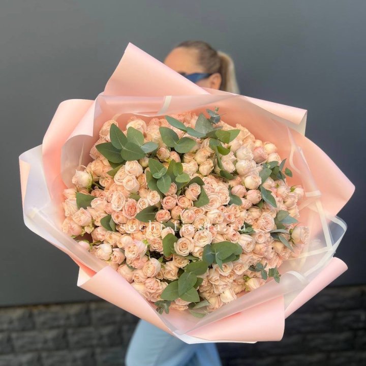 101 кустовая роза с эвкалиптом в Саранске