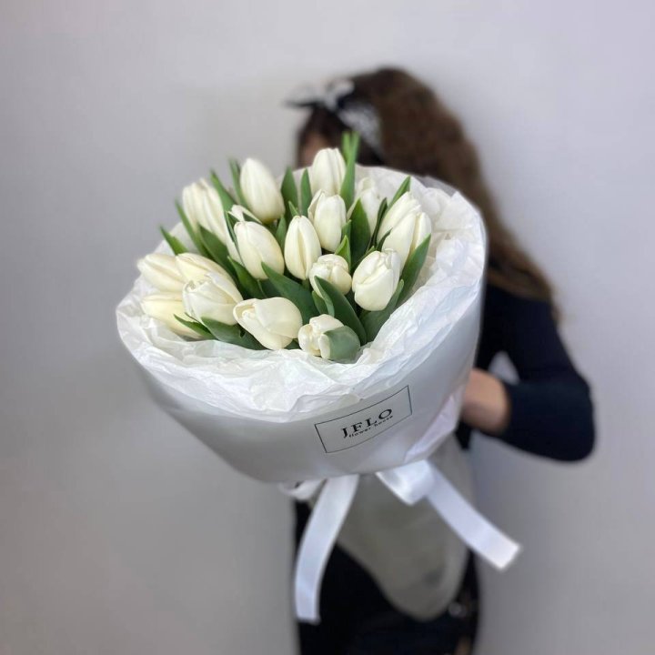  19 белых воздушных тюльпанов в Саранске