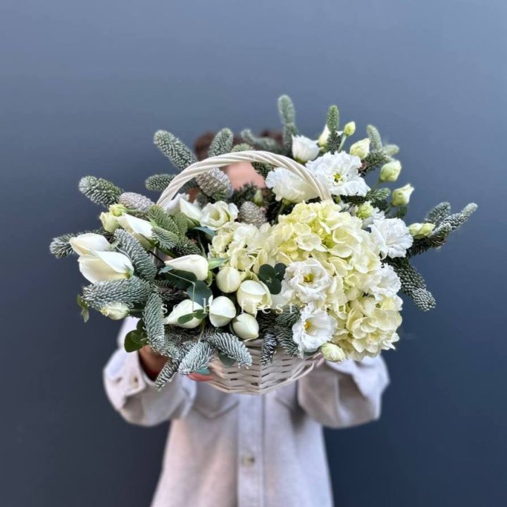 Новогодняя корзина с цветами в Саранске