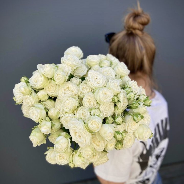 Охапка кустовых роз бомбастик  в Саранске