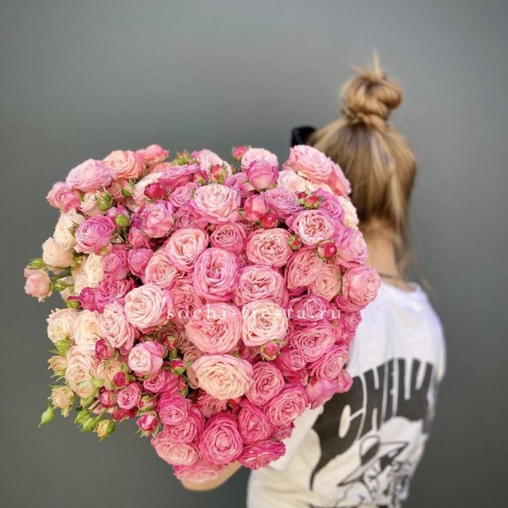 Охапка кустовых роз бомбастик пинк в Саранске