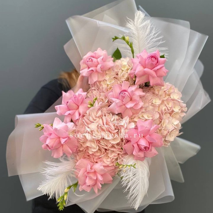  Букет  из гортензий и розовых роз в Саранске